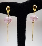Par de brincos folheados a ouro com cristais facetados na cor rosa. Med. 6 cm.