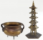 Duas peças orientais em bronze, sendo uma escultura de pagode e incensário