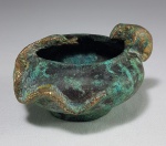 Pequeno bowl chinês para nanquim com figuras de serpente e rato em bronze e detalhes dourado. Marca no fundo. Med. 8.5 x 6 cm.