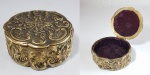 Antiga e pesada caixa em bronze com interior almofadado e forrado com veludo. Med. 12 x 05 cm.