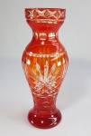 BOHEMIA - Anos 50 -  Incomum vaso em cristal overlay na cor laranja avermelhado. med. 24 cm.