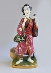 Floreira em porcelana oriental anos 30/40, representando Senhora chinesa com cesto e bolsa. Med. 27 cm