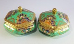 MEITO PORZELLAN FOREIGN - Dois porta jóias em porcelana decorada com farta douração, flores em esmaltes coloridos sobre fundo verde esmeralda. Um com defeito. Med. 15 x 12cm.