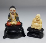 Duas delicadíssimas miniaturas de buda sendo uma em porcelana Satsuma e outra em Marfim.  3 e 2 cm.