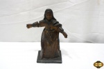 Antiga imagem de Nossa Senhora em madeira. Medindo 20cm de altura, com restauro em ambos os braços.