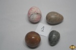 Lote de 4 ovos decorativos em pedras diversas. Medindo o maior 6,5cm de comprimento.