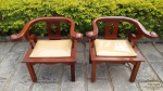 2 Cadeiras Decorativas com braço em Madeira, laqueada. Medidas:  76 cm de comprimento 72 cm altura profundidade 48 cmNão Podee ser enviada pelos Correios.