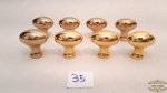 8 puxadores  forma de bola  em metal dourado .Medidas: 3cm de altura