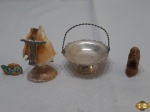 Lote composto de 4 miniaturas para decoração, materiais diversos. Medindo a cesta 8cm de altura.