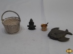 Lote composto de 4 miniaturas para decoração, materiais diversos. Medindo a cesta 8cm de altura.