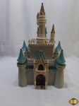 Castelo da Disney em plástico duro, o castelo se abre conforme foto, faltam algumas das torres. Medindo 45,5cm de altura.