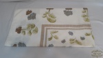 Toalha de Mesa Retangular Decorada com Flores .Medidas: composição polieste e algodão , 220cm de comprimento 160cm de largura.