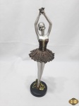 Escultura de bailarina em resina com relevos. Medindo 38,5cm de altura.