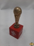 Miniatura da taça da copa do mundo de futebol de 2006 em bronze com base da Coca-Cola. Medindo 11cm de altura com base.