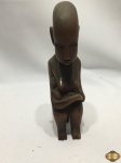 Escultura africana de mão com seu filho em madeira. Medindo 15,5cm de altura.