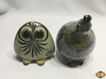 Lote de 2 enfeites em cerâmica Mexicana esmaltada, sendo uma coruja com 12cm de altura e uma ave com 17,5cm de altura. A coruja possui um restauro e a ave um bicado, ambos retratados nas fotos extras.