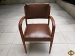 Cadeira em madeira com assento e encosto acolchoado em couro sintético. Medindo 49cm x 46cm x 88cm de altura.