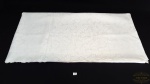 Toalha de mesa adamscada  retangular  em poliester .Medidas: 3.50 M de comprimento por 1,80 cm de largura , apresenta desgaste na barra e pequenos furos imperceptivel