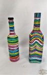 2 Garrafas decorativas pintadasa mao. medida  15 cm de altura