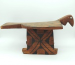 Banco indígena representando pássaro. Peça em madeira . Medida: 45 x 23 cm