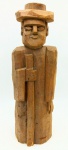 Escultura em madeira da artesã Simone representando Padre Cícero - Peça assinada na parte inferior. - Medida: 33 cm - Arte popular