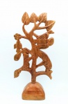 Escultura em madeira representando arvore com bichos - Peça assinada na parte inferior Juliana Julião - Medidas: 40 x 21 cm - Arte popular