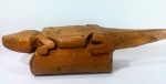Magnifico banco indígena em madeira,proveniente do Acre - Peça assinada na parte inferior - Medidas: 86,5 x 24,5 x 23 cm