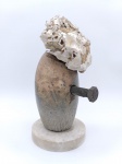 E. Savieto - Escultura em pedra e coral natural - Obra assinada e datada 1982 - Medidas: 22 x 10 cm