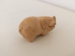 Netsuke em madeira - Porquinho, esculpido à mão, 7,5 x 04 cm, década de 40 Origem: Japão