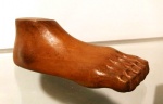 Ex-voto antigo em madeira encerada representando pé - Medida: 14 cm - Arte popular