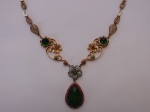 Magnífica gargantilha/ colar, em prata e ouro, adornado com rubelitas, ágatas, zircônias e esmeraldas. 57 cm.