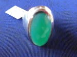 Anel em prata, com pedra verde, provavelmente esmeralda, aro 18.