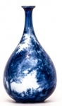 Vasinho na cor azul e branco em porcelana oriental, marcado na base.  11 cm altura.