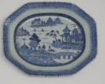 Grande travessa em porcelana chinesa de macau, Final do séc. XVIII. 44 x 35 cm.