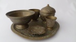 Jogo Indiano em bronze acinzelado, 5 peças, acompanha 1 bowl de outra procedência. Tamanho: Bandeja: 22,5 x 23 cm.
