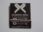 FILUMENIA - ANTIGA CAIXA DE FÓSFOROS DE BOLSO " ATLÂNTICO HOTEL " BOULEVARD CENTER FLAT GUARUJÁ / CONTEM OS PALITOS