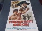 ANTIGO CARTAZ DE CINEMA " O VINGADOR KARATÉ DO RIO KWAI " DIMENSÕES 1,11 metro x 75,8 cm PEÇA ADQUIRIDA DO ANTIGO CINEMA MERCÊS ( CURITIBA - PR )