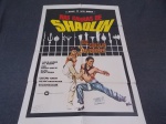 ANTIGO CARTAZ DE CINEMA " NAS GARRAS DE SHAOLIN " DIMENSÕES 89,8 x 63,3 cm PEÇA ADQUIRIDA DO ANTIGO CINEMA MERCÊS ( CURITIBA - PR )