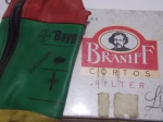 ANTIGA LATA DE CIGARROS " BRANIFF CORTOS " + UMA PEQUENA BOLSA, ESTILO PENAL PROMOCIONAL BAYER # BAYGON ( ESTE COM DESGASTE DO TEMPO )