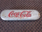 ANTIGO PENAL EM METAL " PROMOCIONAL DA COCA COLA " COMPRIMENTO 16,8 cm APROXIMADO