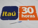 LOTE CONTENDO DUAS PLACAS DO BANCO ITAÚ ( OBS.: NA FOTO CONTEM UMA CANETA PARA TEREM UMA BASE DA DIMENSÃO DAS PLACAS ) PEÇAS EM EXCELENTE ESTADO DE CONSERVAÇÃO