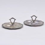 Par de antigas petisqueiras c/ 03 divisões estilo inglês vitoriano em metal espessurado a prata. Diam.: 20cm Alt;: 10cm
