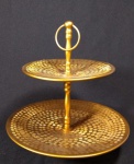 Doceira com 02 platos estilo moderno em metal dourado e cinzelado, diam: 30cm, alt: 33cm