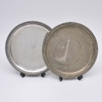Duas grandes bandejas redondas, dec. 1950, estilo inglês regency em metal espessurado a prata e amarelado com concheados. Diam.: 33cm (marcas de uso)