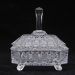 Grande bomboniere tcheca circa 1950 estilo Luiz XV, em grosso cristal lapidado e bizotado em carreaux, med. 19 x 15 x 18cm.
