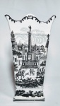 Vaso floreiro provavelmente italiano em porcelana branca decorada com paisagem urbana florentina em monocromia cinza, 17x12x30cm