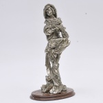 LCA Dama Belle Epoque grande estatua italiana estilo art noveau em metal prateado, base em madeira selada made in Italy. Alt.: 43cm.
