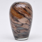 Vaso estilo art deco em vidro artístico de murano âmbar com nuances marrom, decorado internamente com pó de ouro, alt: 22cm