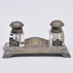 Tinteiro, estilo Luiz XVI em metal espessurado a prata e cinzelado c/motivos neo clássicos, recipientes em cristal (um no estado) 15x11x8cm (necessita de novo banho)