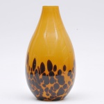 Grande vaso estilo art deco em vidro murano amarelo decorado c/ cabochons marrom. Alt.: 33cm